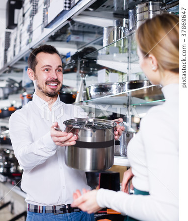 Salesman proposes to look at saucepan Salesman proposes to look at saucepan 37869647