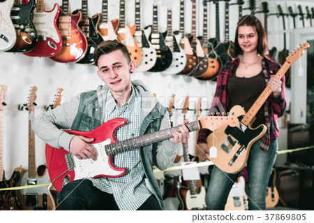 Young rock-n-roll teenagers are deciding on suitable amp 37869805