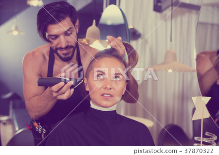 hairdresser working with hair clipper 37870322