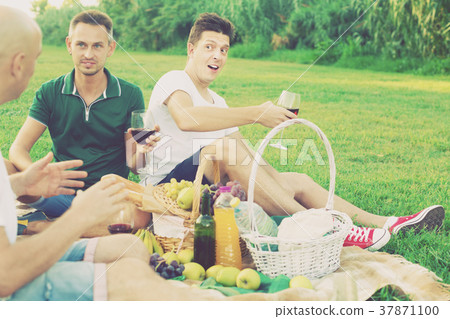 Positive guys friends enjoying on summer picnic 37871100