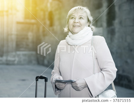 Mature woman with map and baggage 37871555