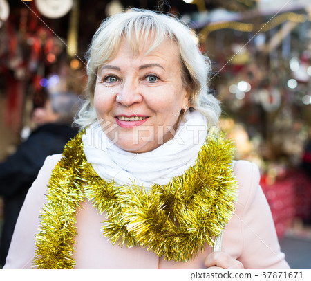 tourist mature female in garland 37871671