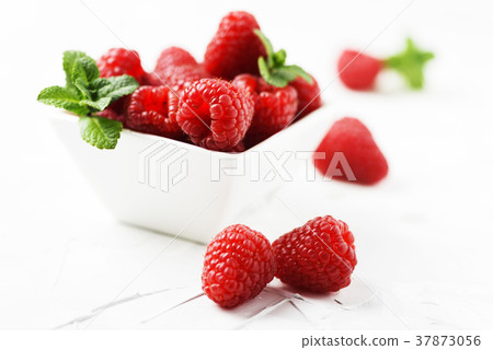 Sweet summer ice cream with raspberry Sweet summer ice cream with raspberry 37873056