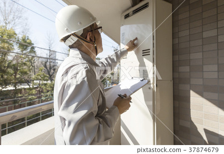 頭盔工人檢查與住房有關的熱水器的通用材料 37874679