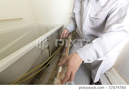 Workers in helmets General-purpose materials for housings Internal inspection before unit bus replacement 37874760