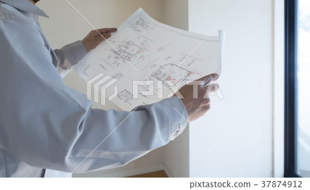 住房類型通用材料男性看設計圖紙 37874912