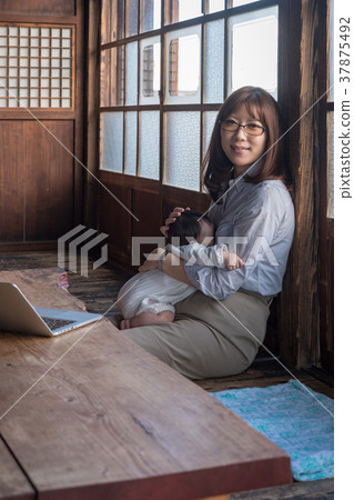 新人媽媽對遠程辦公 新人媽媽對遠程辦公 37875492