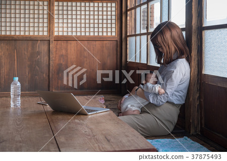 新人媽媽對遠程辦公 新人媽媽對遠程辦公 37875493