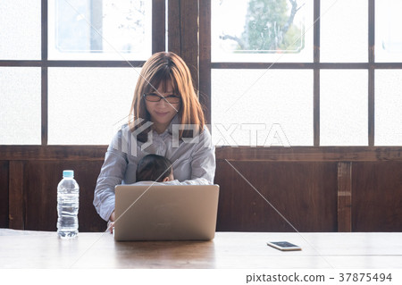 新人媽媽對遠程辦公 新人媽媽對遠程辦公 37875494