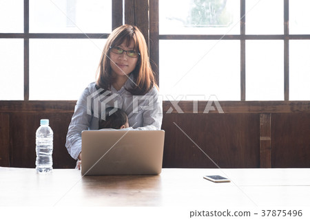 新人媽媽對遠程辦公 新人媽媽對遠程辦公 37875496