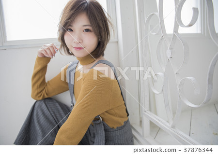 Straight short hair woman 37876344