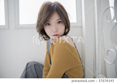 直發短髮女人 37876345