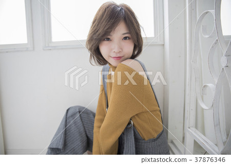 直發短髮女人 37876346