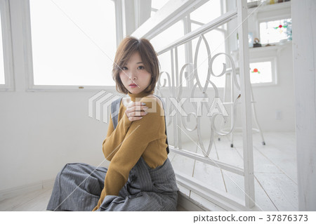 Straight short hair woman 37876373