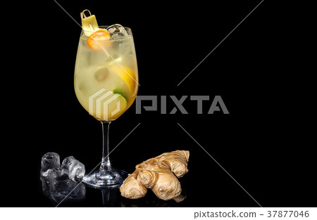 alcoholic cocktails with ginger 37877046