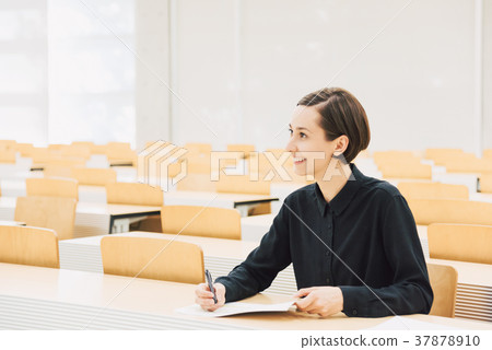 類的年輕女子 37878910