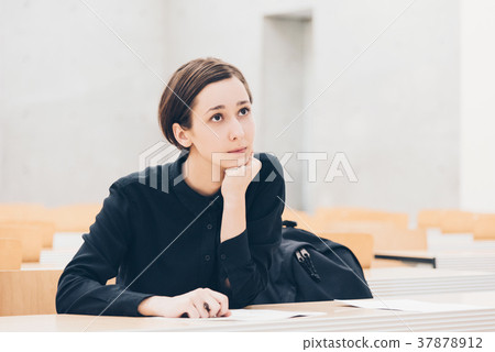 類的年輕女子 37878912