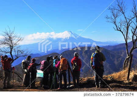 Mountain climbers looking at Mt. Fuji from the summit of Oyama Mountain climbers looking at Mt. Fuji from the summit of Oyama 37879674