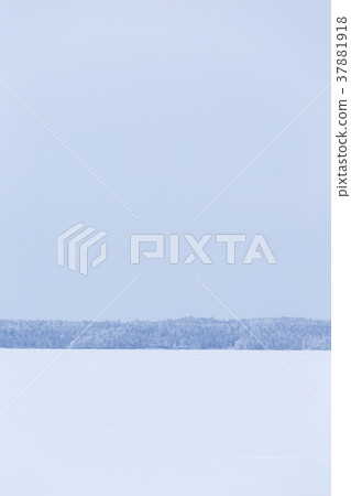 Winter cloudy day lake landscape 37881918