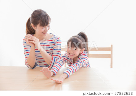 Japanese mother and girl Japanese mother and girl 37882638