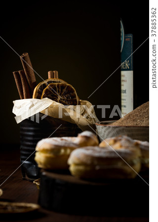 Vintage can full of cinnamon sticks Vintage can full of cinnamon sticks 37885362