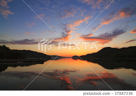Morning burns in the Seto Morning burns in the Seto 37887236