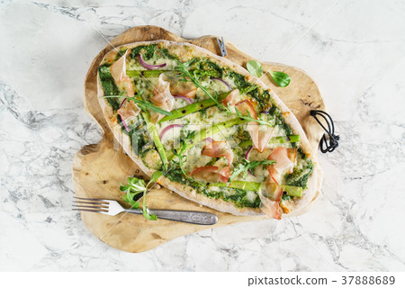 pizza with asparagus and bacon 37888689