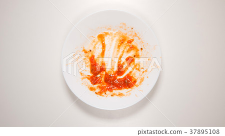 TOP VIEW: Empty and dirty dish after a spaghetti 37895108