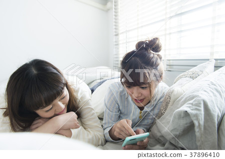 放鬆在床上的女孩 放鬆在床上的女孩 37896410