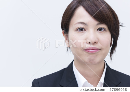 一個嚴肅的看起來的女商人 一個嚴肅的看起來的女商人 37896938