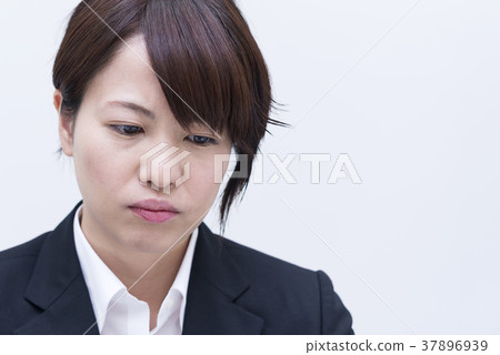 陷入困境的表達式的女商人 陷入困境的表達式的女商人 37896939