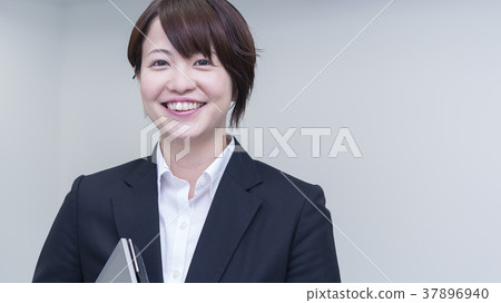 微笑的女商人 微笑的女商人 37896940