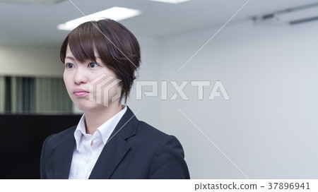嚴肅的表達女商人@會議室 嚴肅的表達女商人@會議室 37896941