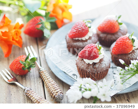 Chocolate cake with strawberries Chocolate cake with strawberries 37896949