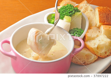 cheese fondue  37897222