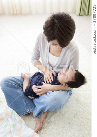 抱著嬰兒的女人 抱著嬰兒的女人 37897729