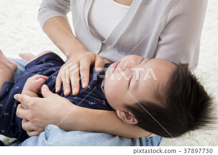 抱著嬰兒的女人 抱著嬰兒的女人 37897730