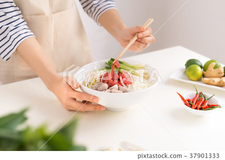 Female chef prepare traditional Vietnamese Pho bo  37901333