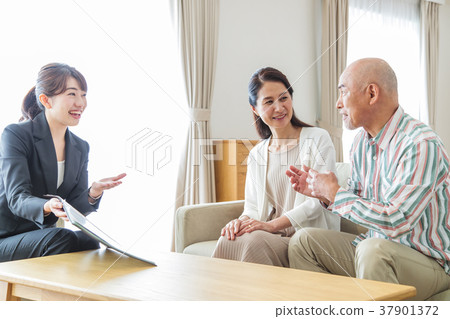 Male couple Male couple Financial insurance real estate business women 37901372