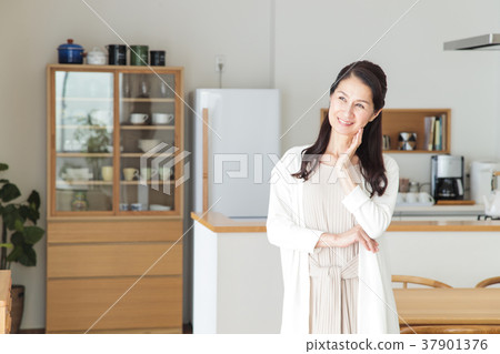 Female Middle Portrait Lifestyle Casual 37901376