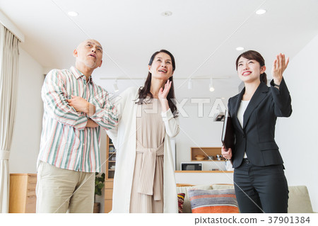 Real estate couple couple looking for housing 37901384