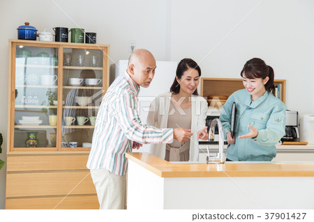 Real estate couple couple looking for housing 37901427