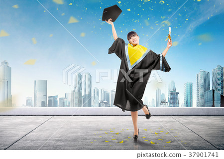 Happy asian student with certificate 37901741