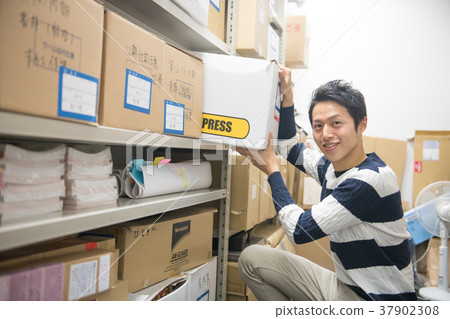 Businessmen organizing documents 37902308