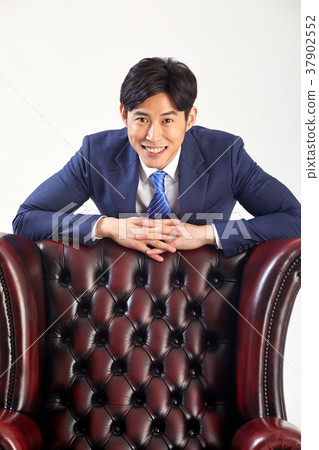 坐在一把精密椅子,椅子,成功的商人的商人 坐在一把精密椅子,椅子,成功的商人的商人 37902552