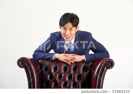 坐在一把精密椅子，椅子，成功的商人的商人 37902553