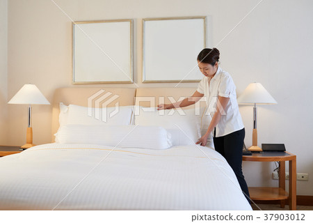 Changing linen Changing linen 37903012