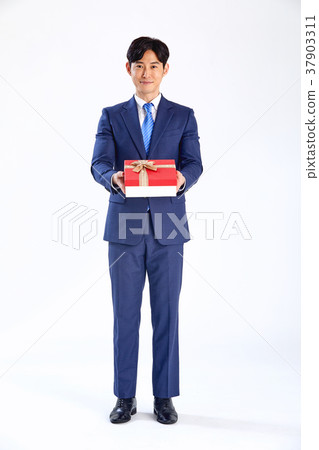 20 year old man giving presents, present, thank you, proposal, customer thanks, anniversary, event 37903311
