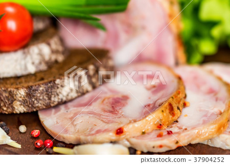 Sliced turkey roll, peppercorn and vegetables Sliced turkey roll, peppercorn and vegetables 37904252