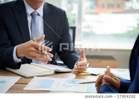 Entrepreneur explaining business idea Entrepreneur explaining business idea 37904282